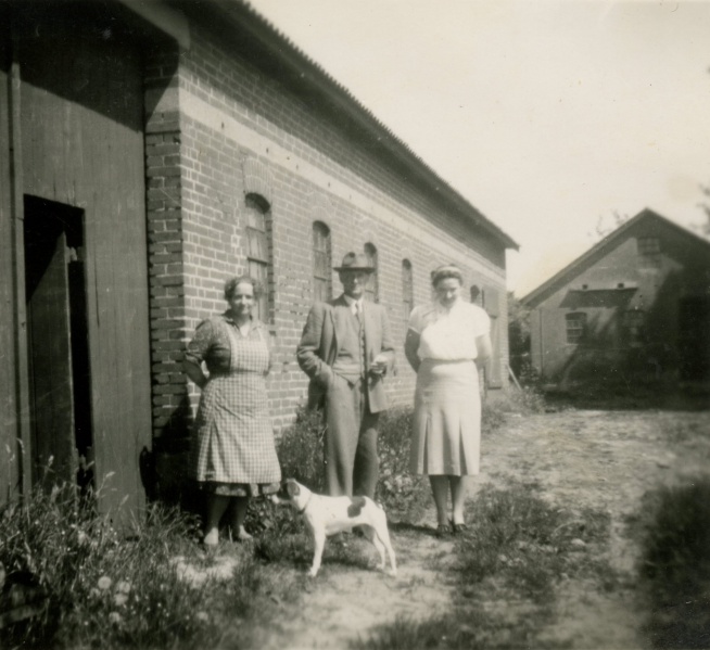 Fil:1951-1952(1) Familien på Stærmose.jpg